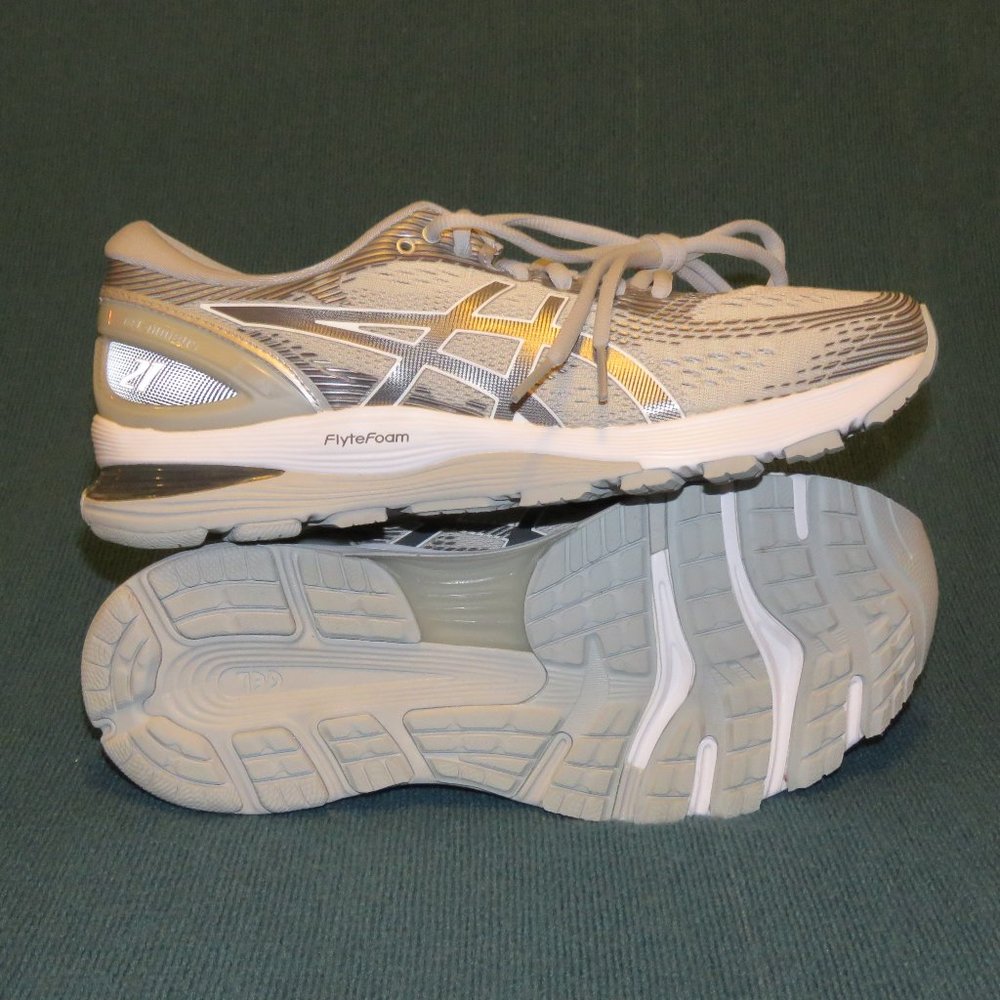 Women's Asics Gel-Nimbus 21 shoes / sneakers in like new condition